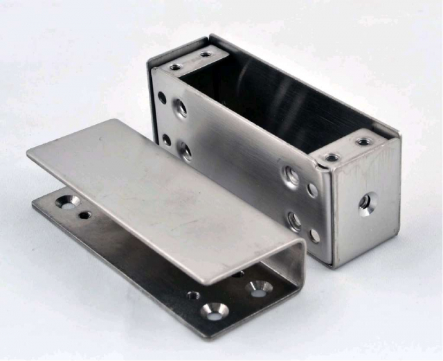 U-tex UBK-600 Куточок монтажний металевий